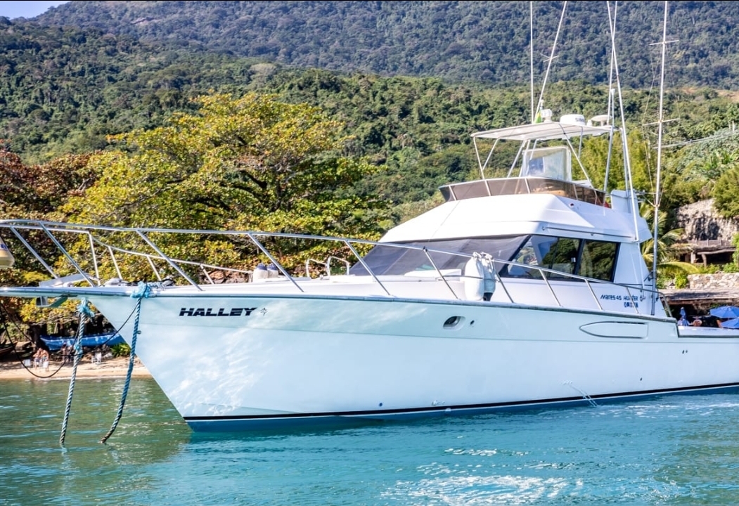 Foto da embarcação MARES 45 - HALLEY